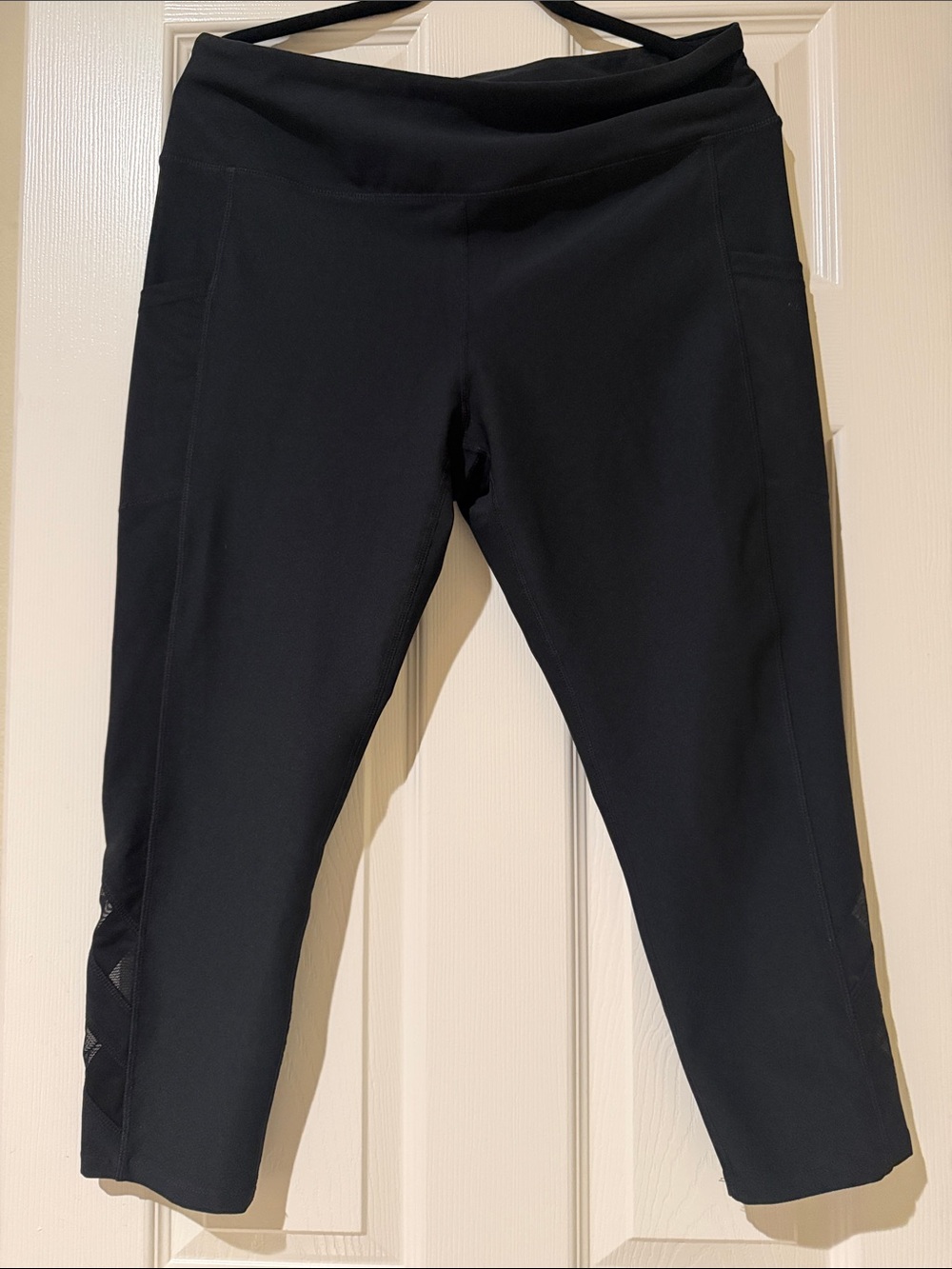 Mondetta Black Performance Capri Leggings - Stretch Fit